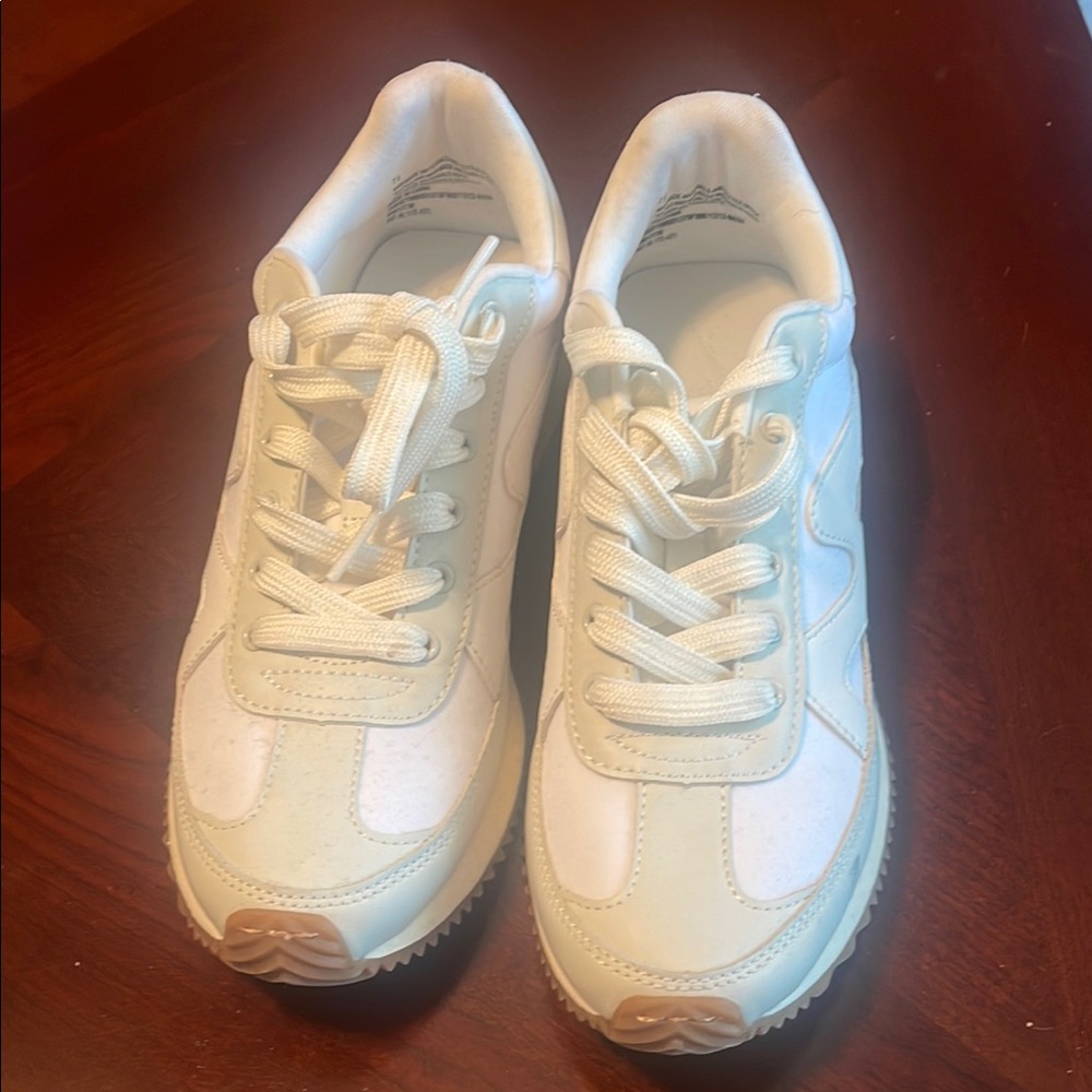 Universal Thread Cream Athletic Shoes